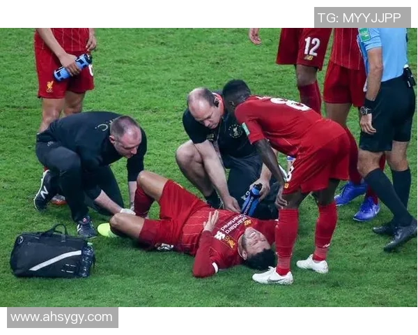 足球明星与小丑欢聚一堂共同庆祝足球盛事的欢乐瞬间