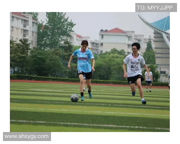 足球明星的花式踢球技巧揭秘展现足球艺术的魅力与激情